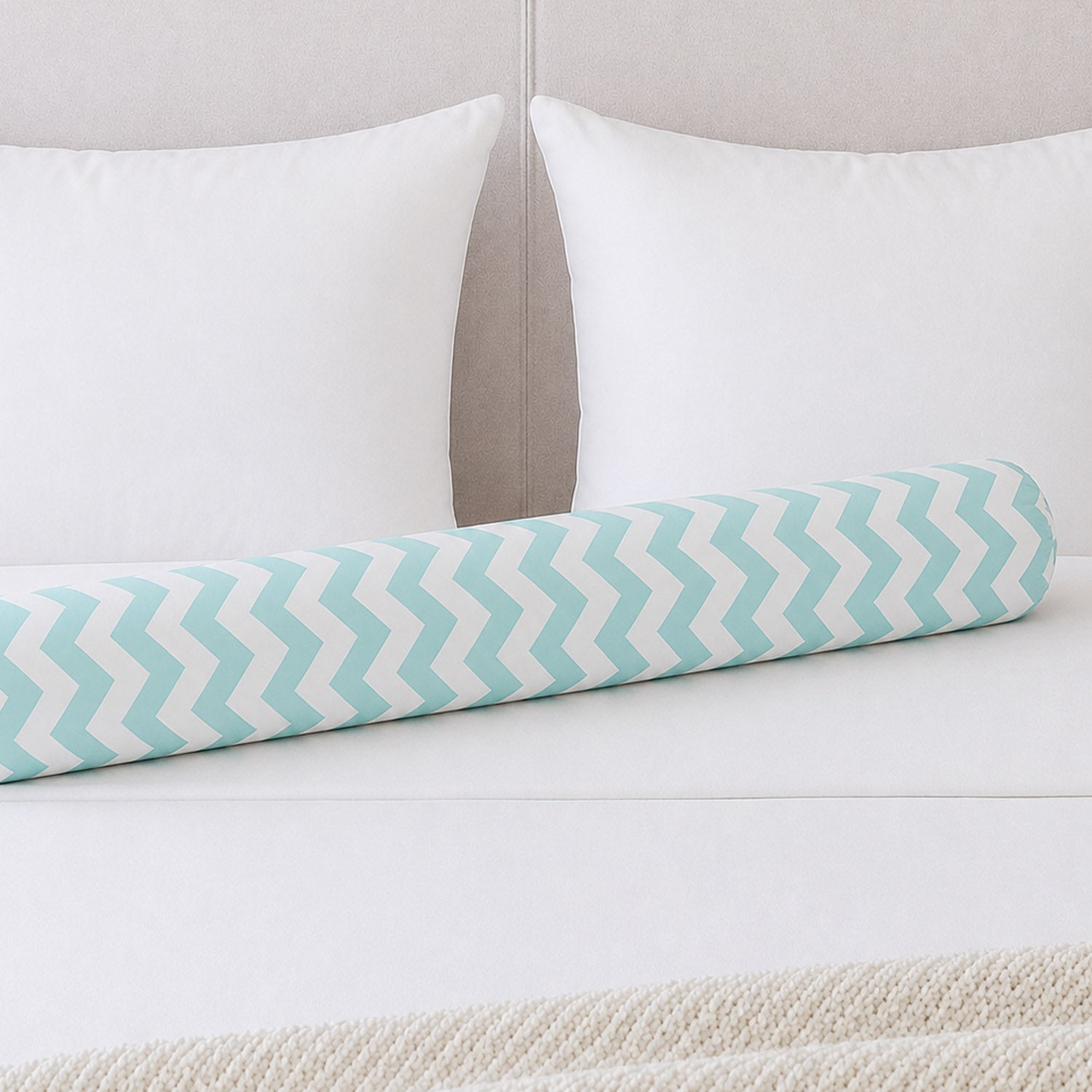 Bettschlange Kissen – Ideal als Stillkissen & Seitenschläferkissen - 150 cm - Weiß/Türkis Chevron