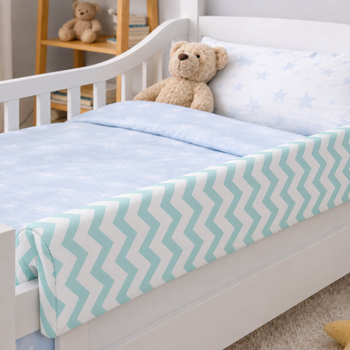 Bettkantenschutz 70 cm – Polsterung für Gitterbett & Bettkante – Baumwolle Türkis-Weiß Chevron
